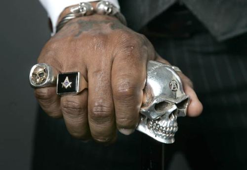 In addition to his Masonic ring and several tattoos with Masonic motifs, 