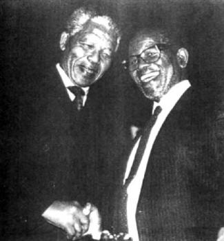 NELSON MANDELA ¿TERRORISTA O LIBERTADOR? - Página 2 Nelson-mandela-political-leader-of-south-africa-shakes-hands-masonic-with-south-african-communist-party-leader-oliver-tambo