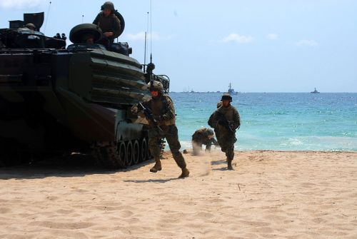 US_Navy_070505-N-4014G-161_Marines_from_2nd_Amphibious_Assault_Battalion_of_Marine_Expeditionary_Unit_(MEU)_22_storm_the_beach_during_a_mock_beach_invasion_during_the_2007_McDonald^rsquo,s_Air_and_Sea_Show